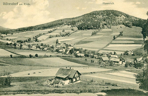 Auf dieser Ansichtskarte sieht man das Oberdorf unter dem Rousínovský vrch (Hammrichberg) im Blick vom Hange des Sokolík (Falkenberg).