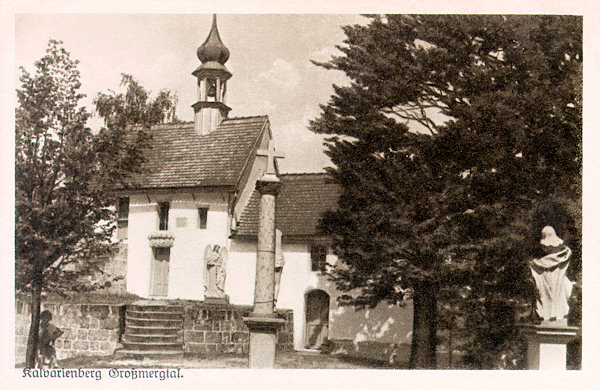 Auf dieser Ansichtskarte vom Jahre 1926 ist das frühere, 1750 auf dem Gipfel des Kalvarienberges bei Mařenice (Gross-Mergtal) erbaute Kirchlein. Es war Teil eines Kreuzweges und früher führten grosse Prozessionen zu ihm hinauf.