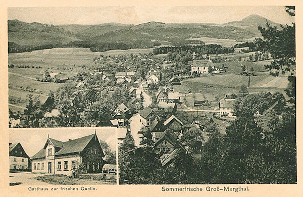 Diese Ansichtskarte zeigt den mittleren Teil von Mařenice gesehen von der Kapelle auf dem Kalvarienberg. Die Ortsdominante ist die Kirche St. Maria Magdalena, hinter der man den Luž-Berg (Lausche) sieht. Im Ausschnitt unten ist das damalige Gasthaus „Zur frischen Quelle“ an der Strasse nach Kunratice (Kunnersdorf).