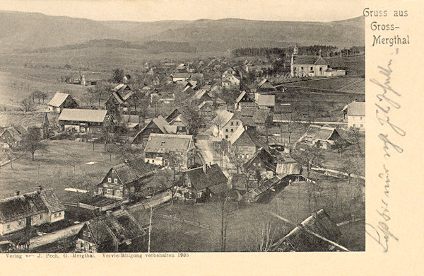 Auf dieser Ansichtskarte von 1905 sieht man das Ortszentrum mit den Häusern an der Strasse nach Kunratice (Kunnersdorf) im Vordergrund. Rechts hinten ist die Kirche St. Maria Magdalena.