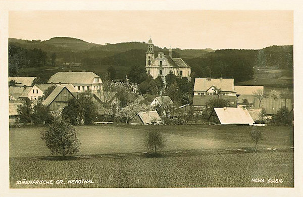 Tato meziválečná pohlednice zachycuje střed obce s kostelem sv. Máří Magdaleny od západu.