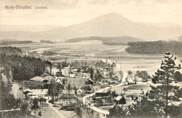 Auf dieser Ansichtskarte von 1925 sieht man die Häuser des an der Strasse nach Dolní Světlá (Nieder-Lichtenwalde) liegenden Oberdorfes. Am Horizont erhebt sich der Zelený vrch (Grünberg).