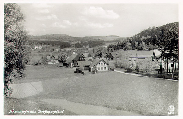 Diese Ansichtskarte aus dem Jahr 1942 zeigt die Gemeinde vom Süden. Rechts sieht man den alten Weg nach Kunratice (Kunnersdorf) mit dem hinter Bäumen verborgenen Forsthaus und die bewaldeten Hänge des Kalvarienberges. Im Hintergrund links ist die Kirche St. Maria Magdalena.