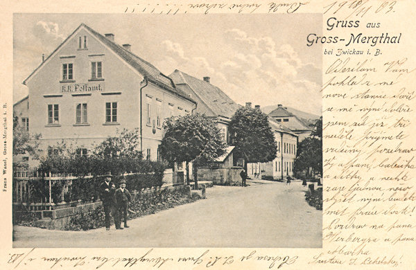Eine interessante Ansichtskarte aus dem Jahre 1903 mit den Häusern der Hautpstrasse vor der Kirche. Im Vordergrunde sieht man das Gebäude des damaligen Postamtes.