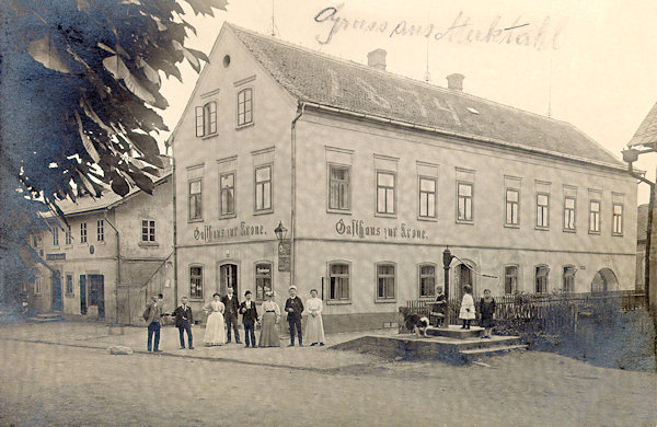 Diese Ansichtskarte aus dem Jahre 1907 zeigt das heute schon abgerissene Gasthaus „U koruny“ (Zur Krone), das gegenüber der Schule unterhalb der Kirche stand. Im Hintergrund ist die heutige Gaststätte „Husky“.
