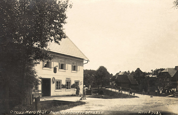 On this picture postcard from the 20s of the 20th century we see the grocery and drapery of Karl and Anna Winkler. This house till present days is standing on the branch road leading to the gamekeeper's lodge.