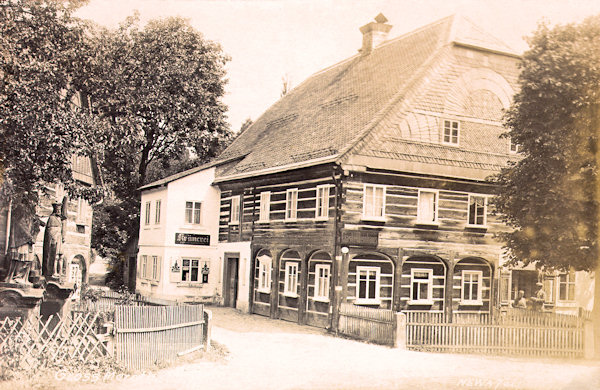 This picture postcard from the years between the wars the restaurant and wine bar standing opposite to the branch road to Cvikov is shown which at present is named „U tří lip“ (Three Lindens). The left side shows the sculptures near the bridge over the Svitava brook, the timbered house behind of them already does not exist.