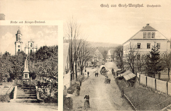 Diese Ansichtskarte aus den Jahren zwischen den Weltkriegen zeigt die Kirche der hl. Maria Magdalena mit dem heute nicht mehr bestehenden Kriegerdenkmale, rechts sieht man die frequentierte Hauptstrasse mit dem Schulgebäude.