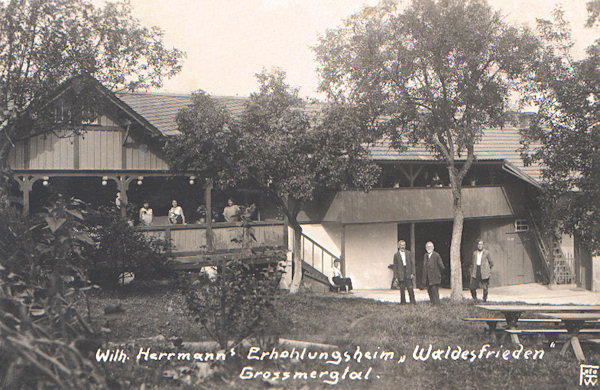 This picture postcard as the foregoing one shows the restaurant and recreation centre „Waldesfrieden“ of Wilhelm Herrmann which particularly in the interwar years enjoyed great popularity. At the end of the 20th century it was sensitively reconstructed but a restaurant you will no longer find here.