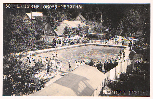 Diese Ansichtskarte zeigt die am Ende der 20er Jahre des 20. Jahrhunderts eingerichtete Badeanstalt bei Richters Gasthaus unter dem Kalvarienberg. In der Nachkriegszeit wurde das Schwimmbecken zugeschüttet und heute befindet sich an seiner Stelle ein Garten.