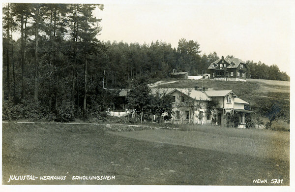 Auf dieser Ansichtskarte von um 1930 sieht man das ehemalige Sonnenbad am Wege von Juliovka nach Hamr und das weiter oben am Hange stehende Pension Schnitzer. Beide Häuser haben sich bis heute erhalten.