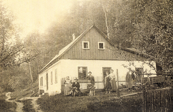 Dieses Foto, das höchstwahrscheinlich kurz nach dem Ersten Weltkrieg aufgenommen wurde, zeigt ein Bauernhaus am Nordrand der Gemeinde unter dem Soví vrch. Das Haus steht heute noch, sein Aussehen wurde aber durch spätere Herrichtungarbeiten verändert.