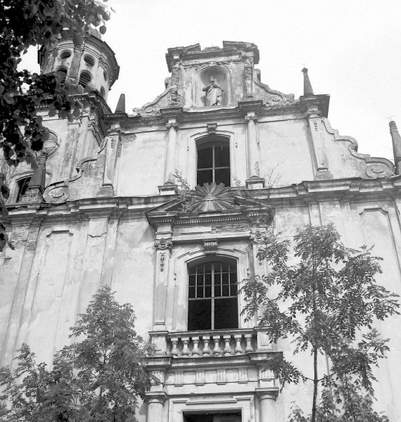 Průčelí kostela sv. Máří Magdalény v roce 1982.