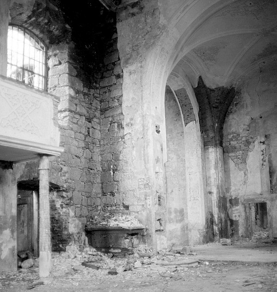 The interior of the church of St. Maria Magdalena in 1982.