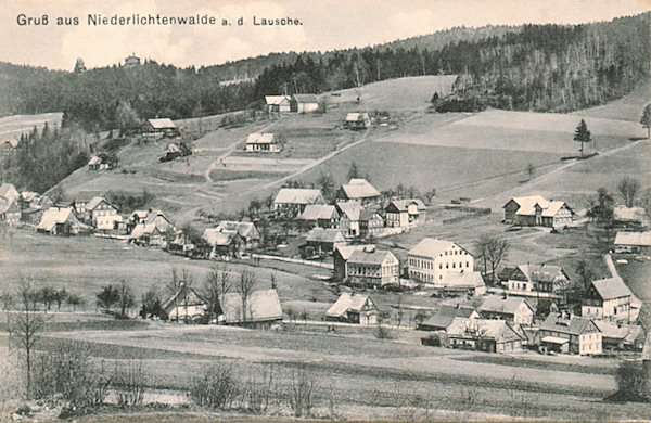 On this picture postcard the upper part of the village as seen from the southeast is shown. The prominent house to the right from the centre is the former hotel Adler, on the left side protrude the rocks of the Krkavčí kameny from the woods.