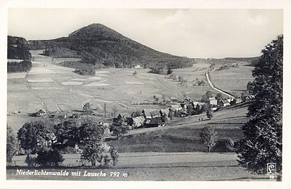 Diese Ansichtskarte zeigt das Oberdorf mit der zum Grenzübergang Wache und nach Waltersdorf  führenden Strasse. Die Dominante des Bildes ist der Berg Luž (Lausche), unter dem am Waldrand undeutlich das ehemalige Pension Neu-Brasilien zu sehen ist.