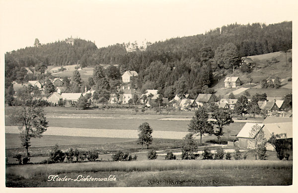 Auf dieser Ansichtskarte aus der Mitte der 30er Jahre des 20. Jahrhunderts sieht man die Häuser des Oberdorfes. Nahe der Mitte steht das einstöckige Haus des ehemaligen Zollamtes und links davon das Türmchen der Kapelle. Alle Häuser hinter ihr wurden am Ende der 50er Jahre abgerissen. Über dem Wald ragt links der Felsturm des Falkensteins und das Dach des ehemaligen Gasthauses Rabenstein auf den Rabensteinen hervor.