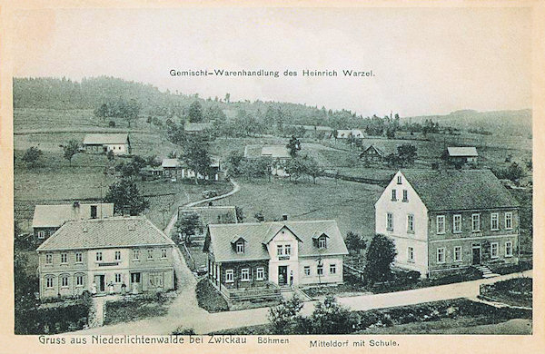 Diese Ansichtskarte zeigt die Ortsmitte mit dem Gebäude der ehemaligen Schule (rechts) und Heinrich Warzels Gemischtwarenhandlung (mitte).