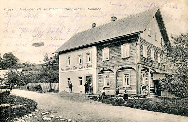 Tato pohlednice zachycuje bývalý hotel „Deutsches Haus“ (Německý dům) ještě v jeho dřívější podobě před rozšířením.