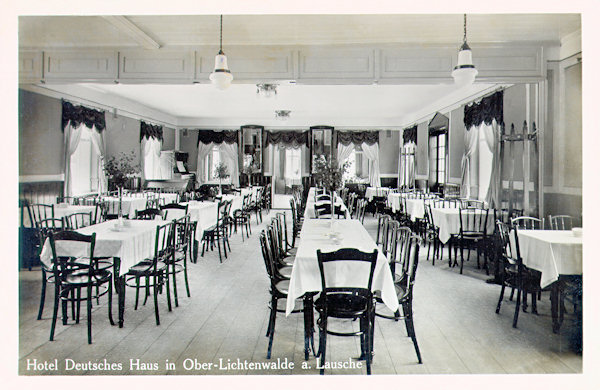 Tato pohlednice představuje interiér bývalého hotelu „Deutsches Haus“.