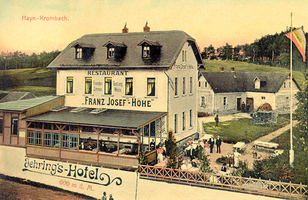 Das Gebäude der ehemaligen Gaststätte „Franz Josef's Höhe“, wie es diese Ansichtskarte aus dem Jahr 1908 zeigt, steht noch heute an der Staatsgrenze im Sattel zwischen Krompach und der deutschen Gemeinde Hain.