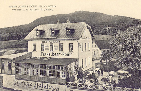 On this picture postcard we see the restaurant „Franz Josef's-Höhe“ at about 1910 already with the closed veranda in the foreground. Into the background was artificially painted the Hvozd hill which actually it is situated on the other side.
