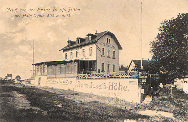 Diese Ansichtskarte zeigt das ehemalige Gasthaus „Franz Josef's-Höhe“ im Blick von der deutschen Seite von der Gemeinde Hain gesehen.