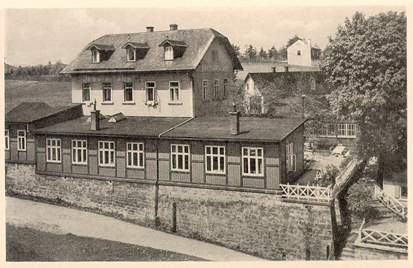 Auf dieser Ansichtskarte sieht man das ehemalige Gasthaus „Franz Josef's-Höhe“ nach seinem Umbau und der Erweiterung seiner hölzernen Veranda.