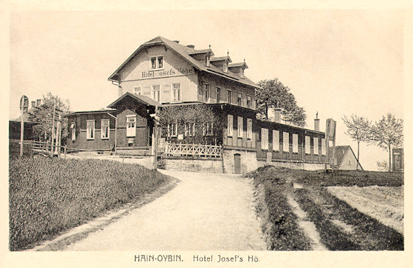 Diese Ansichtskarte aus der Zeit um 1925 zeigt das damals schon nur „Josef's Höhe“ genannte Hotel von Süden gesehen.