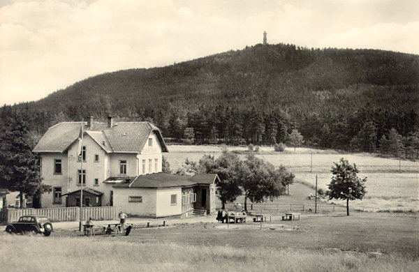 Auf dieser Ansichtskarte vom Anfang der 60er Jahre des 20. Jahrhunderts sieht man das ehemalige Gasthaus „Franz Josef's-Höhe“ im Blick vom Westen. Im Hintergrund ist der Hochwald (Hvozd) mit dem Aussichtsturm auf dem Nordgipfel.