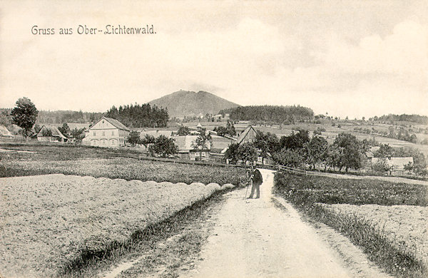 Na pohlednici z počátku 20. století vidíme střední část osady od jihu. V pozadí je hora Luž.