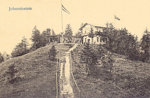 Auf dieser Ansichtskarte aus der Zeit um 1915 sieht man die Gaststätte auf den Johannissteinen (Janské kameny) mit dem Zufahrtsweg auf der deutschen Seite der Grenze.