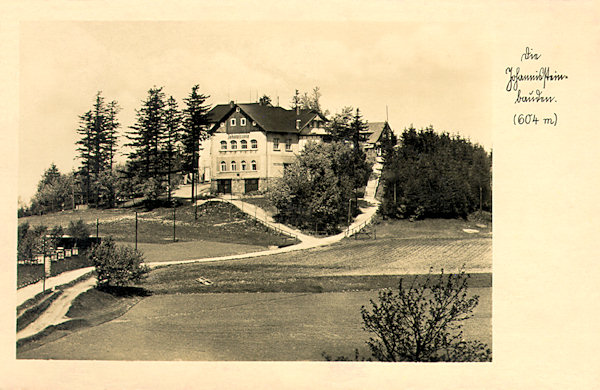 On this picture postcard from 1931 we see the restaurant on the Janské kameny - Johannisstein already in its final shape. On the right behind of it there is the smaller „Schönfelder-Baude“, built already on the German side of the border.