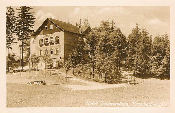 On this picture postcard we see the attractive restaurant on the Janské kameny - Johannisstein as seen from the main access road leading to the peak from the southeast.