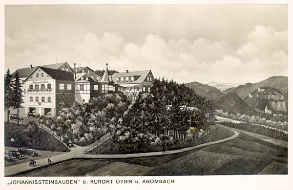 Diese Ansichtskarte von 1939 zeigt den ganzen Baudenkomplex auf den Johannissteinen (Janské kameny) oberhalb von Krompach in einer einigermassen idealisierter Gestalt. Im Vordergrund ist die 1880 gegründete Gaststätte auf der böhmischen Seite der Grenze (wird jetzt rekonstruiert), rechts hinter ihr sieht man die 1922 erbaute deutsche „Schönfelder-Baude“.