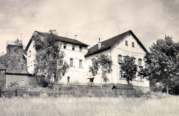 Diese Ansichtskarte zeigt die Gaststätte mit der Aussichtsplattform (links) am Anfange der 60er Jahre des 20. Jahrhunderts, als sie noch als Erholungsheim diente.