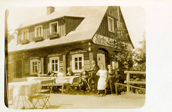 On this picture postcard we see the former „Schönfelder-Baude“, built at about 1922 immediately along of the restaurant on the Bohemian side, but on German grounds. After 1998 it was reconstructed for recreational purposes.