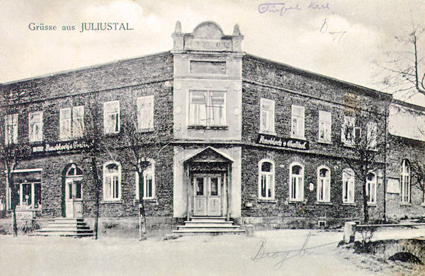 Diese Ansichtskarte zeigt das ehemalige Knobloch‘sche Gasthaus mit Tanzsaal, das nach dem 2. Weltkrieg teilweise umgebaut wurde und als Kino und Polizeidienststelle diente. Heute befindet es sich in privaten Händen und seine Fassade schmückt eine Plastik von Josef Fojtík aus den 70. Jahren des 20. Jahrhunderts.