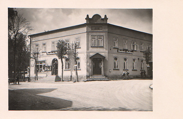 Diese Ansichtskarte zeigt das Gasthaus mit Kinosaal und Geschäft des Ignaz Knobloch mit einer neueren Fassade.