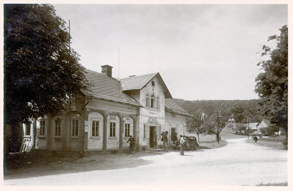 Auf dieser Ansichtskarte sieht man das ehemalige Gasthaus „Zur Schweiz“ mit dem Fleischerladen. Dieses Haus steht noch heute an der Abzweigung der Strasse nach Krompach (Krombach).