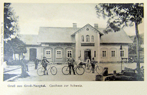 Diese Ansichtskarte zeigt das frühere Gasthaus „Zur Schweiz“ an der Strassenkreuzung in Juliovka (Juliusthal).