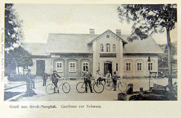 This picture postcard shows the former restaurant „Zur Schweiz“ (Switzerland) at the road crossing in the village Juliovka.