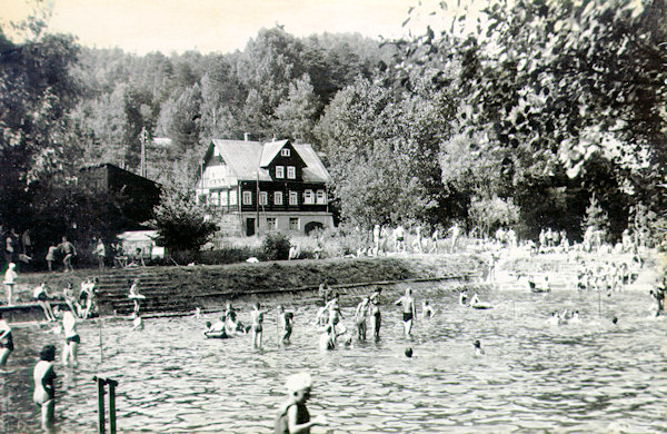 This picture postcard shows the at present already abandoned bathing pool in Juliovka. The house in the background to this very days is standing at the road to Krompach.