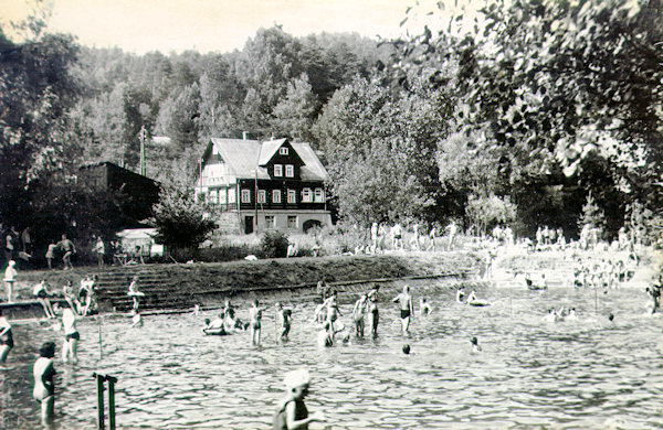 Diese Ansichtskarte zeigt das heute schon verlassene Freibad in Juliovka. Das Haus im Hintergrund steht auch heute noch an der Strasse nach Krompach (Krombach).