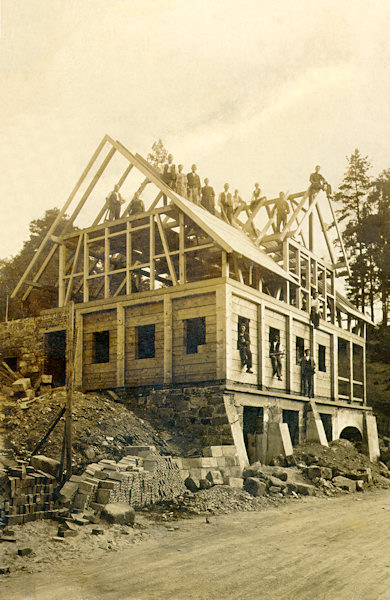 Dieses Foto aus der Wende des 19. und 20. Jahrhunderts zeigt den Bau des Hauses, in welchen später die tschechischen Schule untergebracht war.