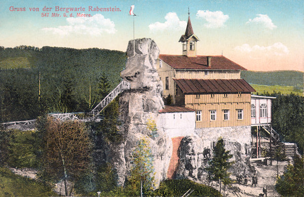 Auf dieser Ansichtskarte sieht man das Restaurant auf den Krkavčí kameny (Rabensteine) nach seinem Ausbau in den 20er Jahren des 20. Jahrhunderts.