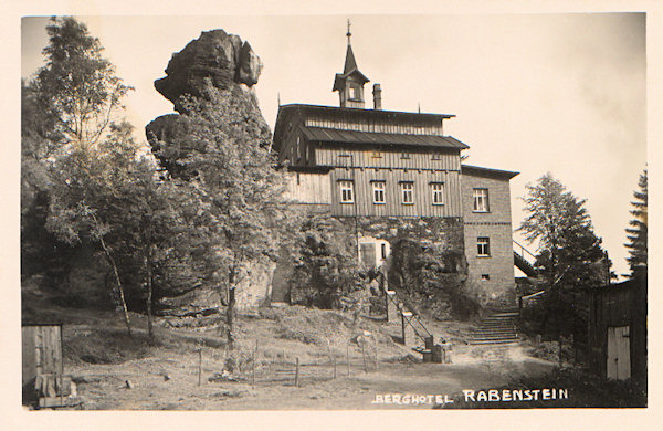 Auf dieser Ansichtskarte sieht man die Gaststätte auf dem Krkavčí kameny (Rabensteine) in ihrer letzten Gestalt nach Fertigstellung des gemauerten Anbaues rechts. Kurz nach dem 2. Weltkrieg wurde sie verlassen und verschwand allmählich.