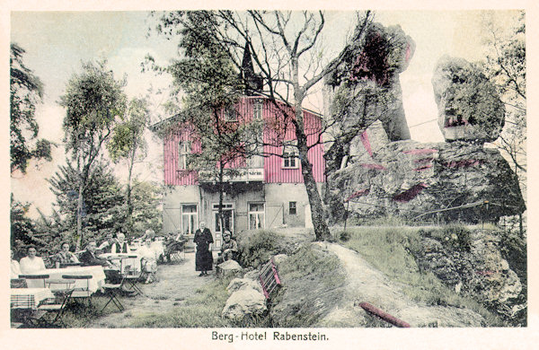 This picture postcard shows the restaurant as seen from the summer terrace built on the peak of the hill. At present you may find here only overgrown foudations with traces of former cellars.