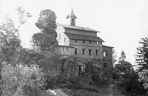 Na fotografii z roku 1953 vidíme tehdy již opuštěný hostinec na Krkavčích kamenech.