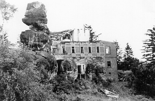 Dieses aus den 60er Jahren des 20. Jahrhunderts stammende Foto zeigt den allmählichen Verfall des Gasthauses auf den Rabensteinen (Krkavčí kameny).